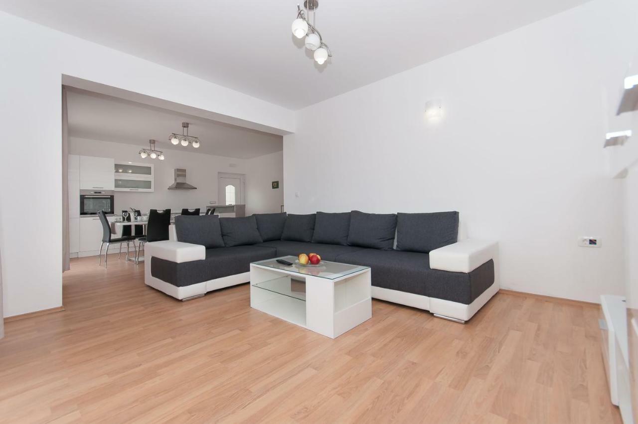 Apartman Mira- Омиш Экстерьер фото