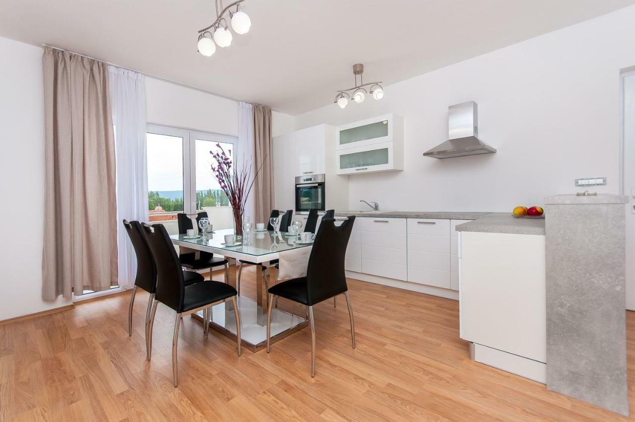 Apartman Mira- Омиш Экстерьер фото